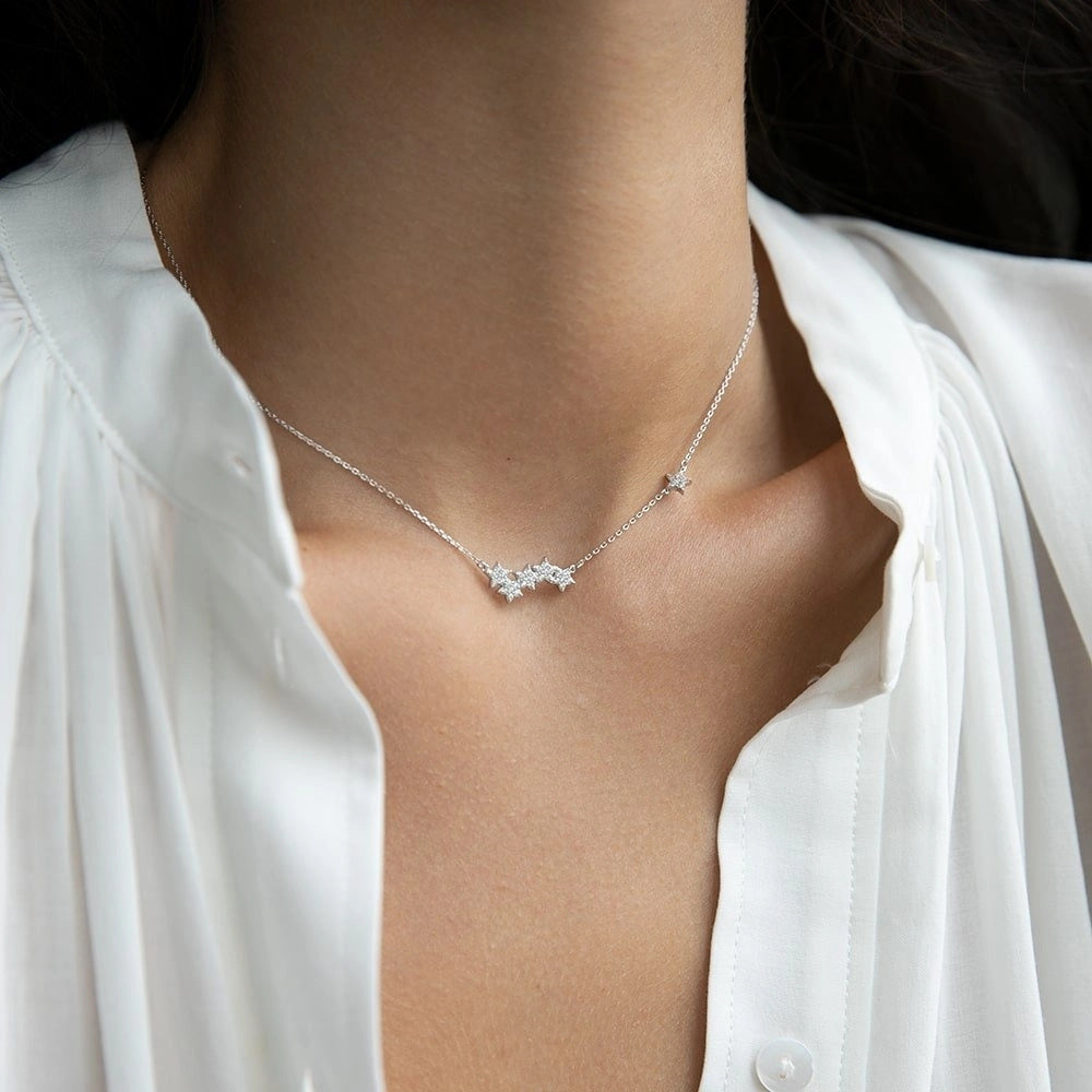 Celestial Grace - Collar fino con estrellas y destellos celestiales plateados