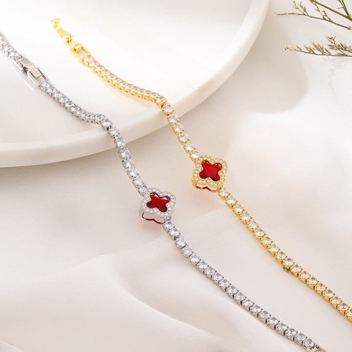 Velvet Shine Bracelet – Pulsera Elegante con Trébol Rojo