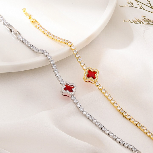 Velvet Shine Bracelet – Pulsera Elegante con Trébol Rojo