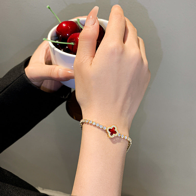 Velvet Shine Bracelet – Pulsera Elegante con Trébol Rojo