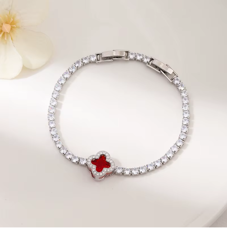 Velvet Shine Bracelet – Pulsera Elegante con Trébol Rojo