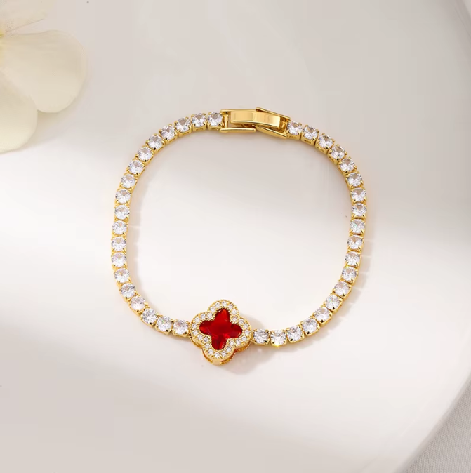 Velvet Shine Bracelet – Pulsera Elegante con Trébol Rojo